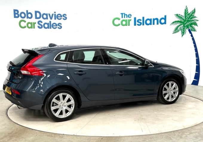 2025 Volvo V40