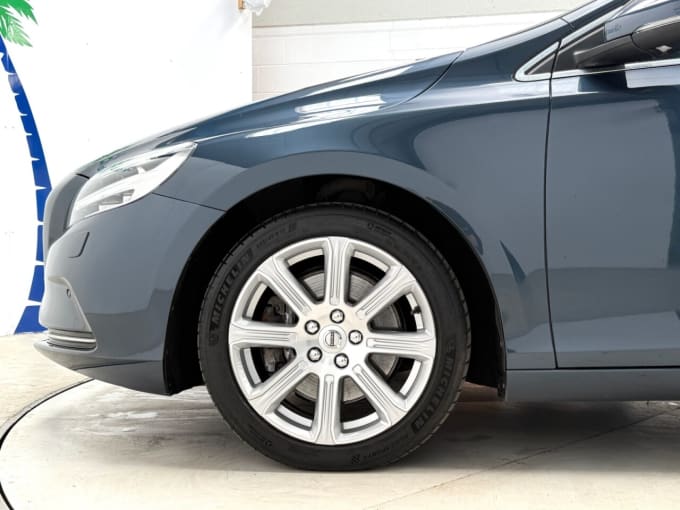 2025 Volvo V40