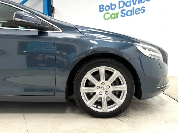 2025 Volvo V40