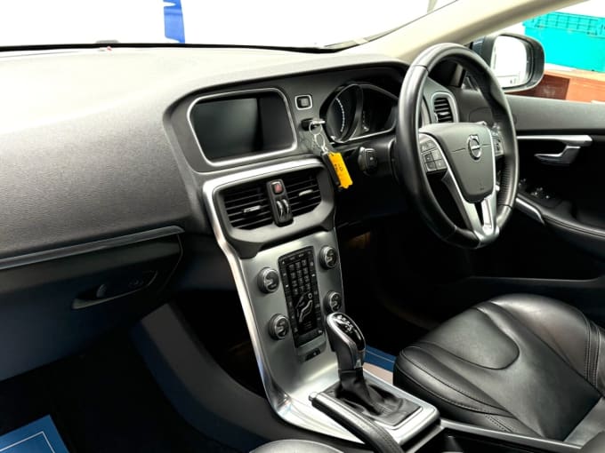 2025 Volvo V40