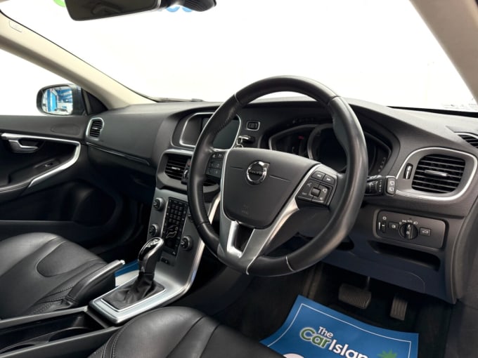 2025 Volvo V40