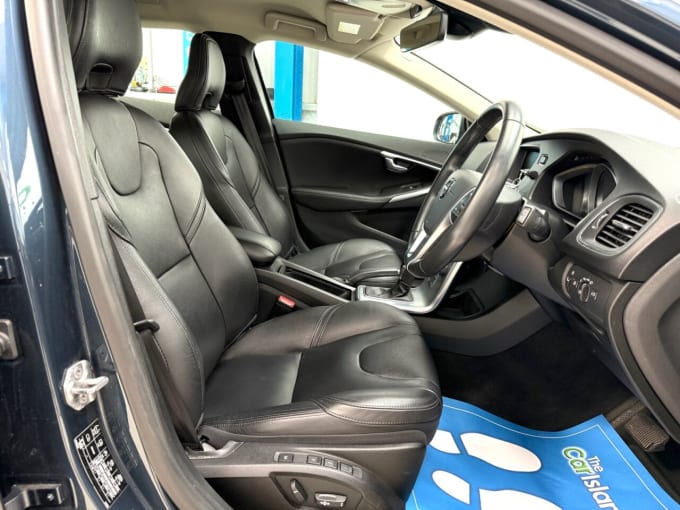 2025 Volvo V40