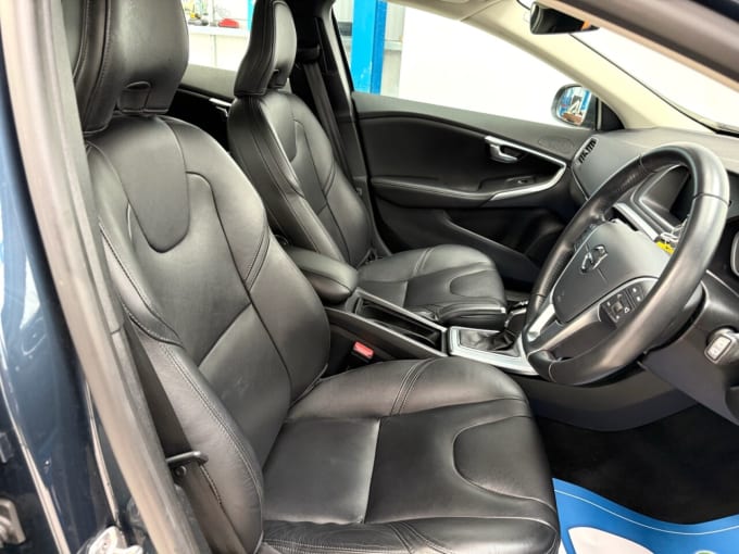 2025 Volvo V40
