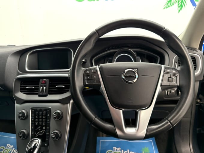 2025 Volvo V40