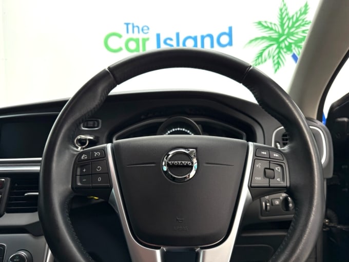 2025 Volvo V40