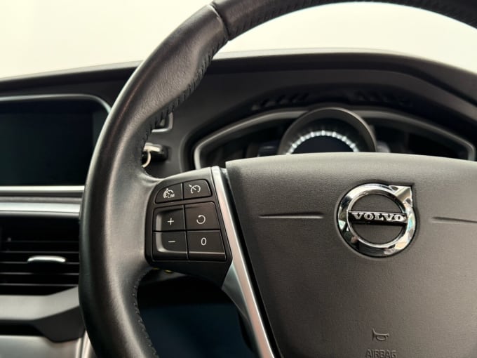 2025 Volvo V40