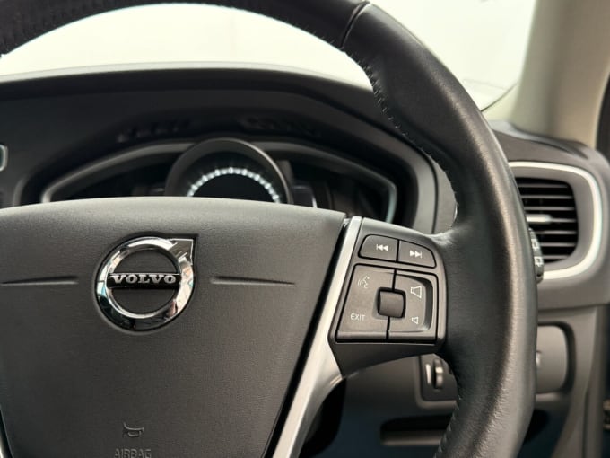 2025 Volvo V40