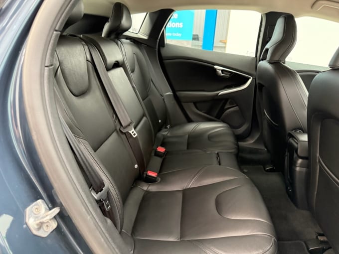 2025 Volvo V40