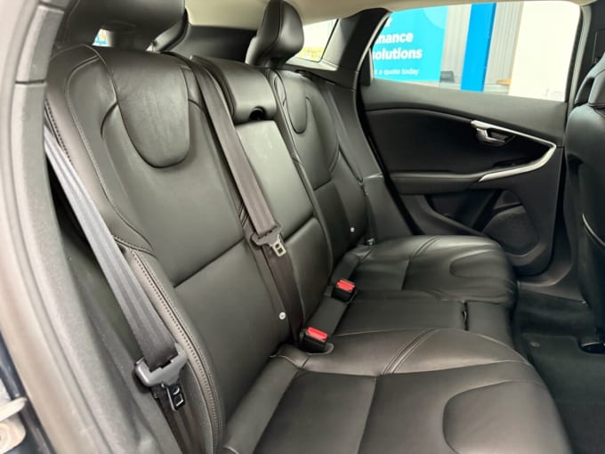 2025 Volvo V40