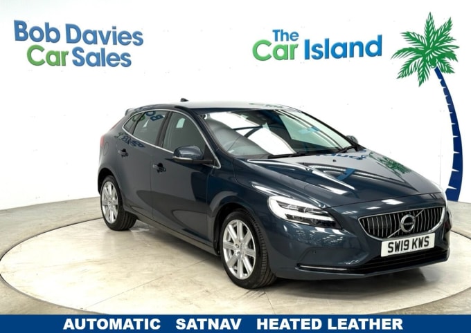 2025 Volvo V40