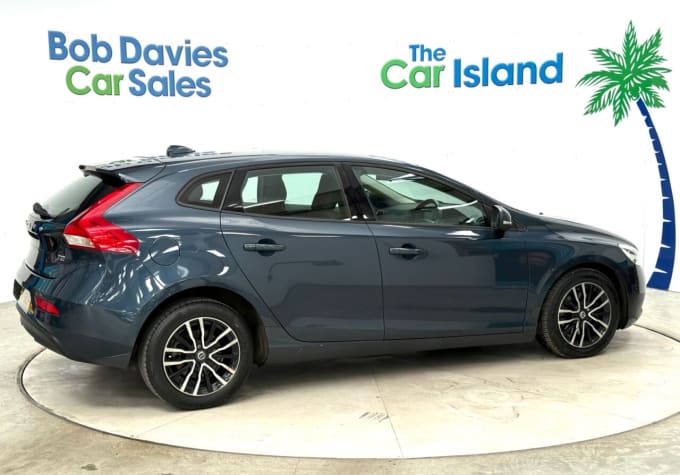 2025 Volvo V40