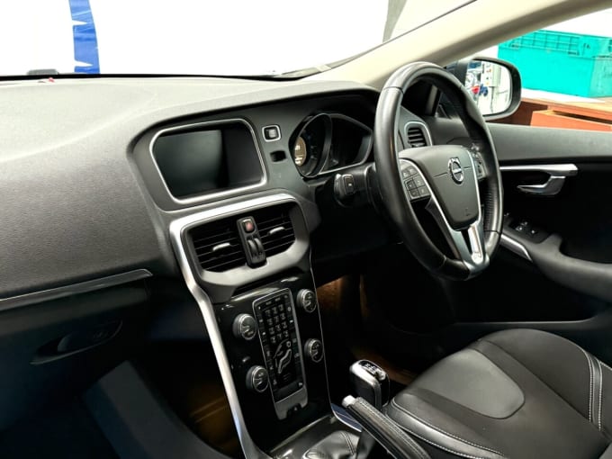 2025 Volvo V40