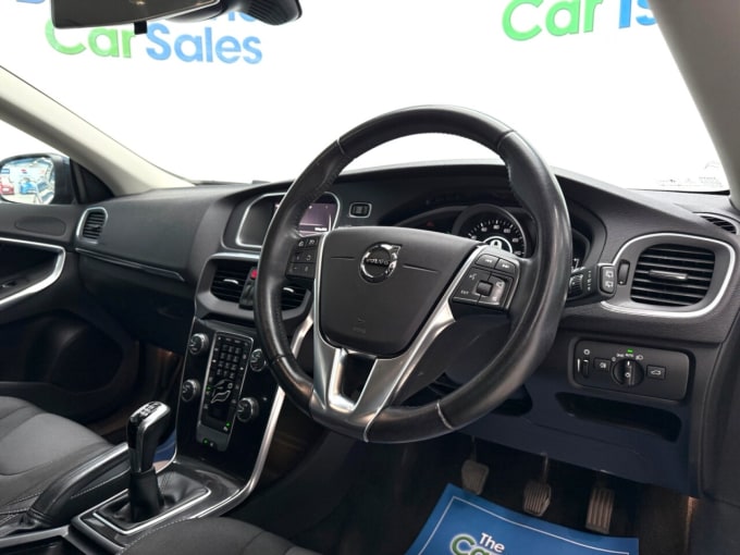 2025 Volvo V40
