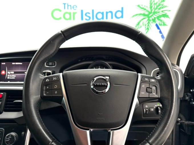 2025 Volvo V40