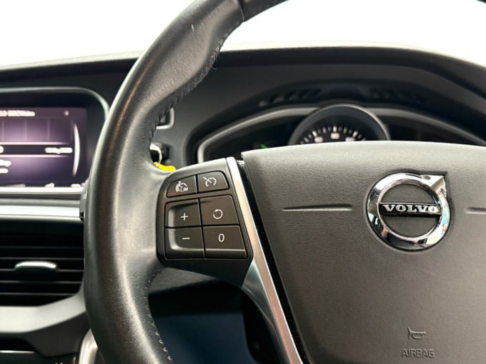2025 Volvo V40