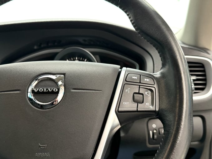 2025 Volvo V40