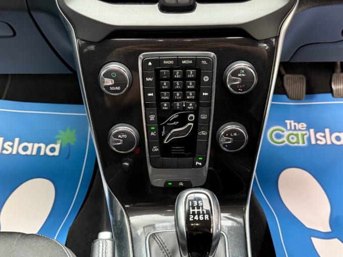 2025 Volvo V40
