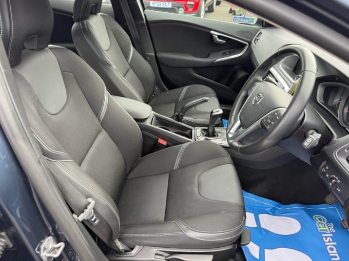 2025 Volvo V40