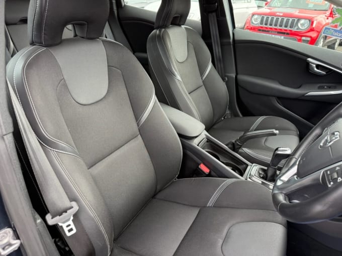 2025 Volvo V40