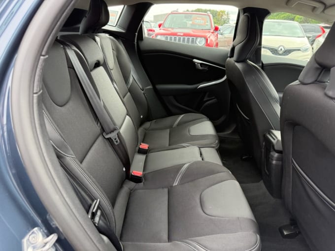 2025 Volvo V40
