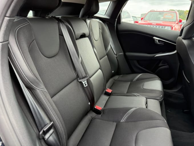 2025 Volvo V40