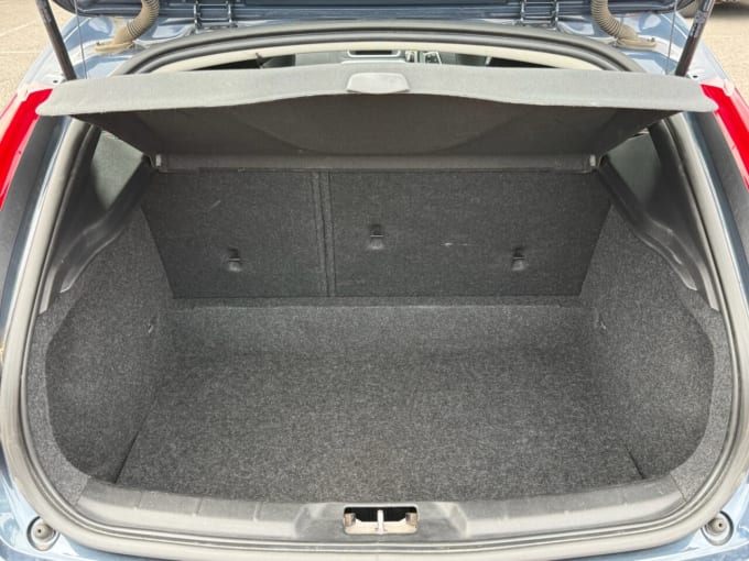 2025 Volvo V40