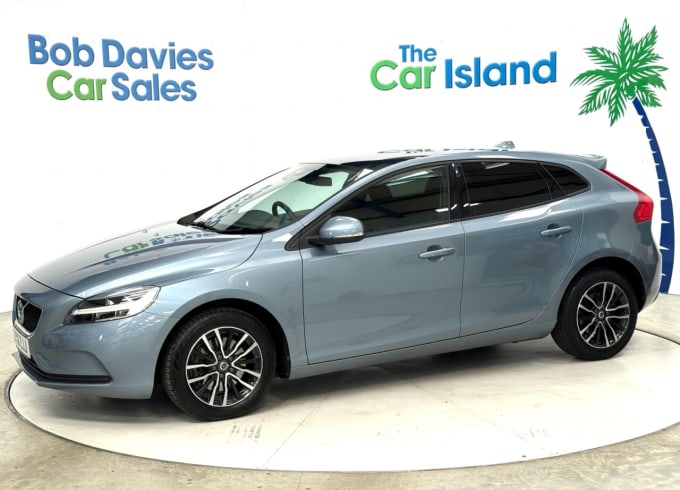 2025 Volvo V40