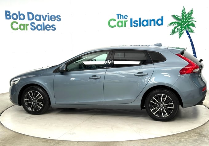 2025 Volvo V40