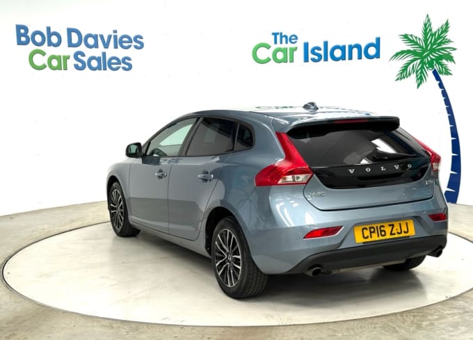 2025 Volvo V40