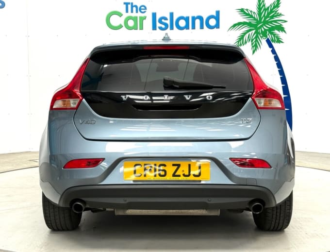 2025 Volvo V40