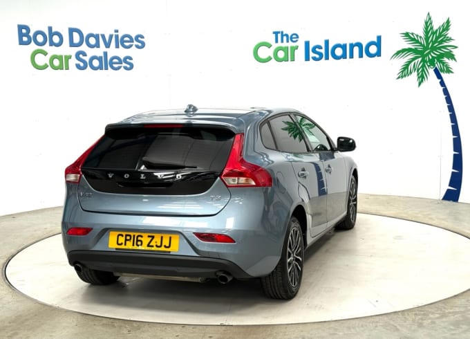 2025 Volvo V40