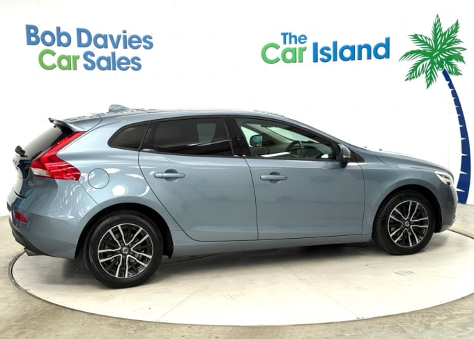 2025 Volvo V40