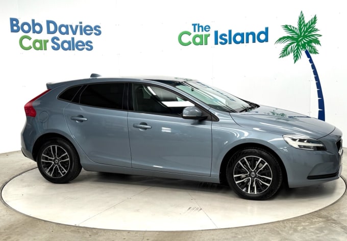 2025 Volvo V40