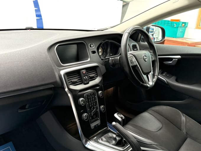 2025 Volvo V40