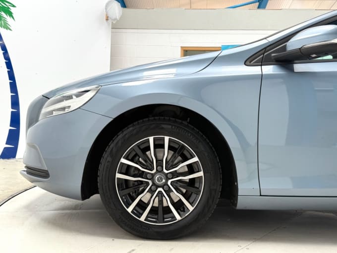 2025 Volvo V40