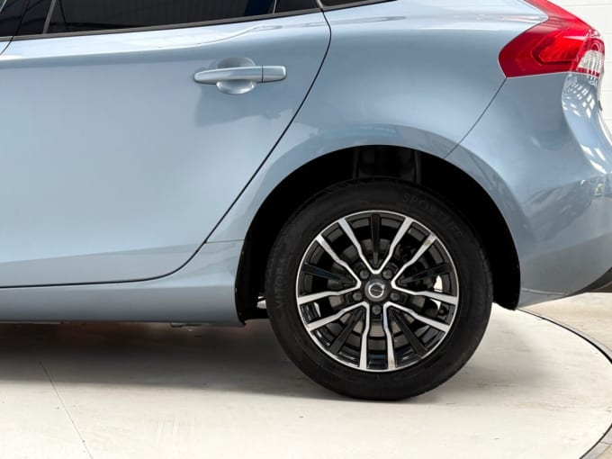 2025 Volvo V40