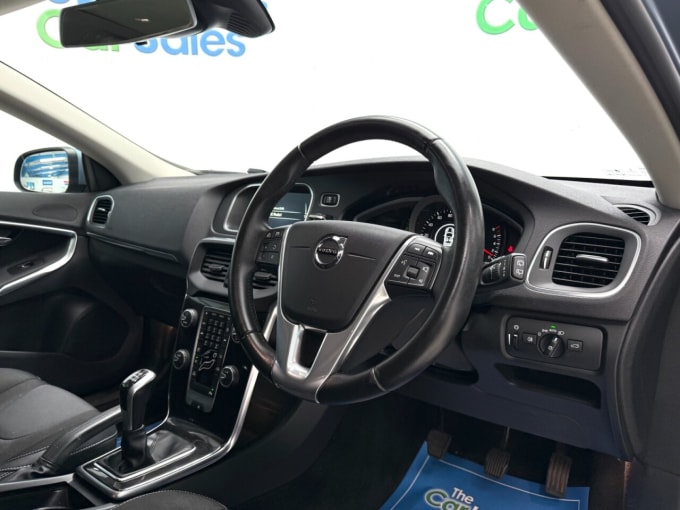 2025 Volvo V40