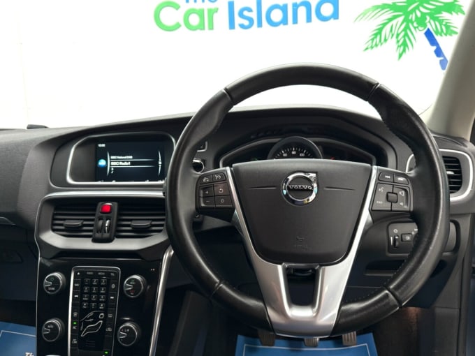 2025 Volvo V40
