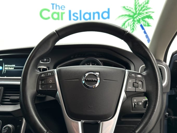 2025 Volvo V40