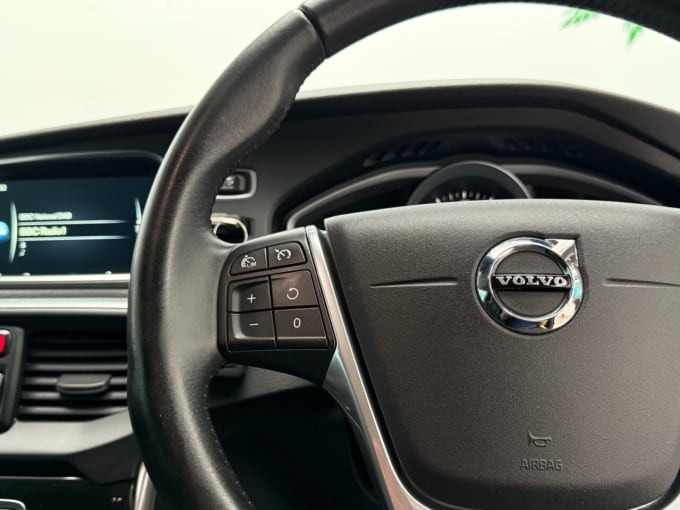 2025 Volvo V40