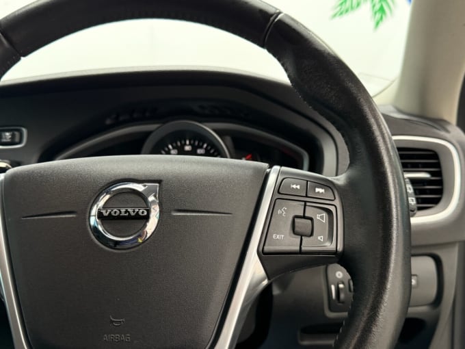 2025 Volvo V40