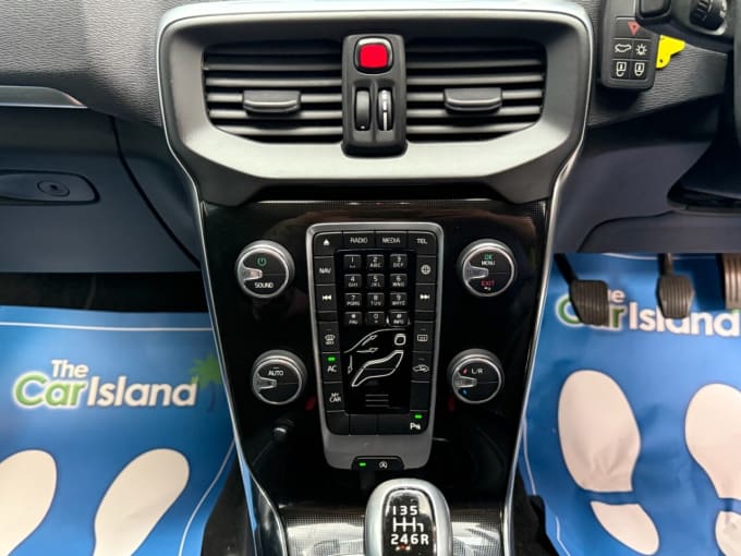 2025 Volvo V40