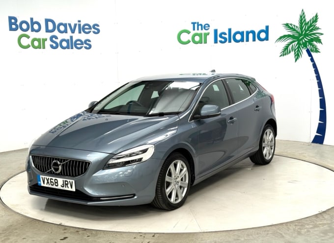 2025 Volvo V40
