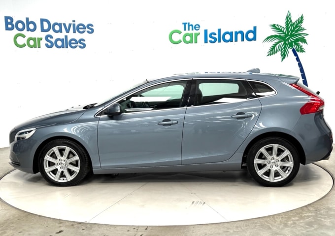 2025 Volvo V40