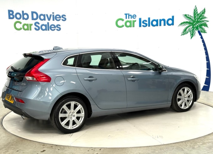 2025 Volvo V40