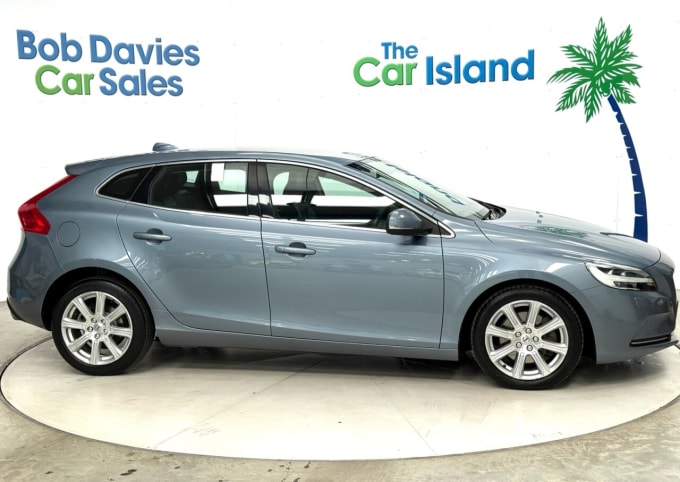 2025 Volvo V40