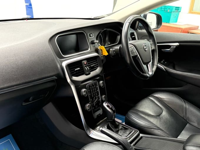 2025 Volvo V40