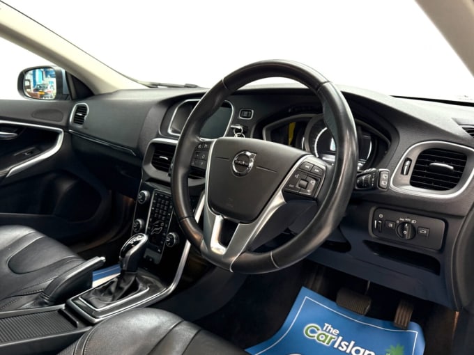 2025 Volvo V40