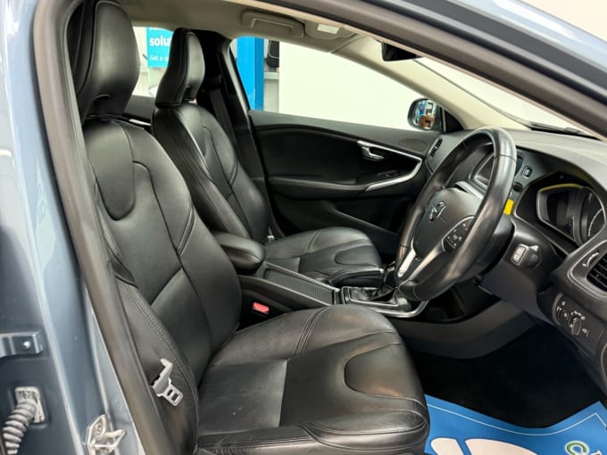 2025 Volvo V40