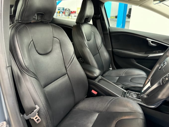 2025 Volvo V40